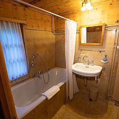 Appartement Chalet Güetli Ferienhaus, Dusche und Bad, WC, 1