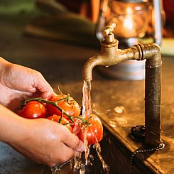 Tenthuisje met warme privédouche in de tent en hottub