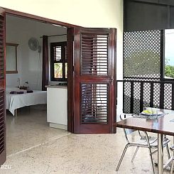 Studio + eigen terras + zwembad