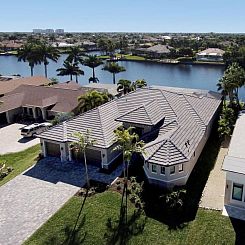 Vakantiehuis Luxuriöse Villa mit privatem Steg