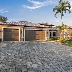 Vakantiehuis Luxuriöse Villa mit privatem Steg