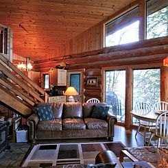 Vakantiehuis Lakeside Real Log Cabin mit privatem Dock, Haus