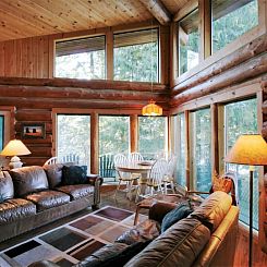 Vakantiehuis Lakeside Real Log Cabin mit privatem Dock, Haus