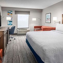 Hampton Inn & Suites at Colonial TownPark