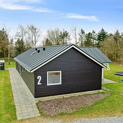 Vakantiehuis "Human" - 10.5km from the sea