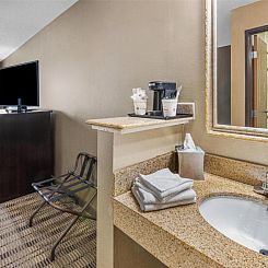 Best Western Airport Inn Warwick