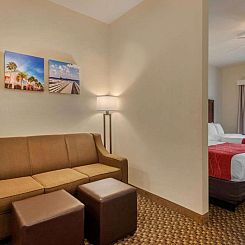 Comfort Inn & Suites Fort Myers Airport