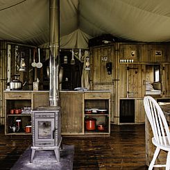 Tenthuisje met warme privédouche naast de tent met Hottub