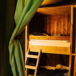 Tenthuisje met warme privédouche naast de tent met Hottub