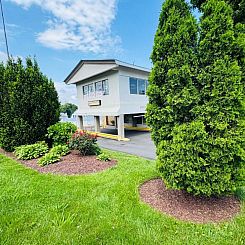 Red Carpet Inn - Stamford