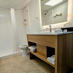 Airport Waterfront Inn