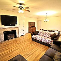 Peach Tree Inn & Suites