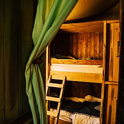 Tenthuisje met warme privédouche naast de tent met Hottub