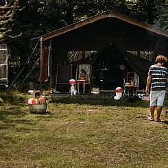 Tenthuisje met warme privédouche naast de tent met Hottub