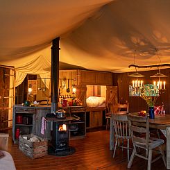 Tenthuisje met warme privédouche in de tent en hottub