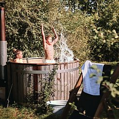 Tenthuisje met warme privédouche in de tent en hottub