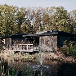 Luxe Waterlodge + hottub