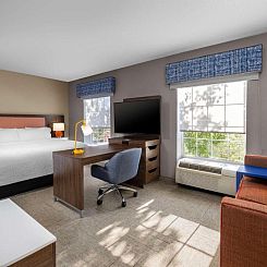 Hampton Inn & Suites State College at Williamsburg Square