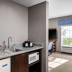 Hampton Inn & Suites State College at Williamsburg Square