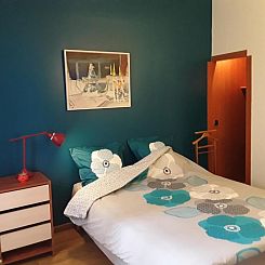 cosy rare 2 bedroom apartment around a private garden