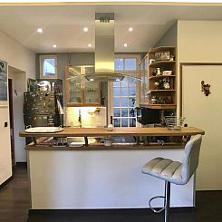 cosy rare 2 bedroom apartment around a private garden