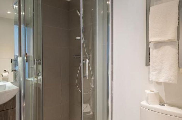 Pelican London Hotel and Residence