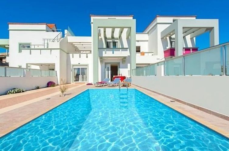 Geniet van het zwembad en de moderne uitstraling van Villa Giannis, een prachtig vakantiehuis in Gennadi, Rhodos.