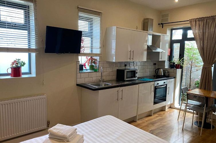 Lyall Apartment Hotel