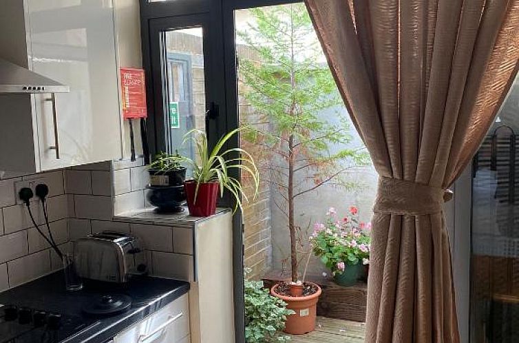 Lyall Apartment Hotel