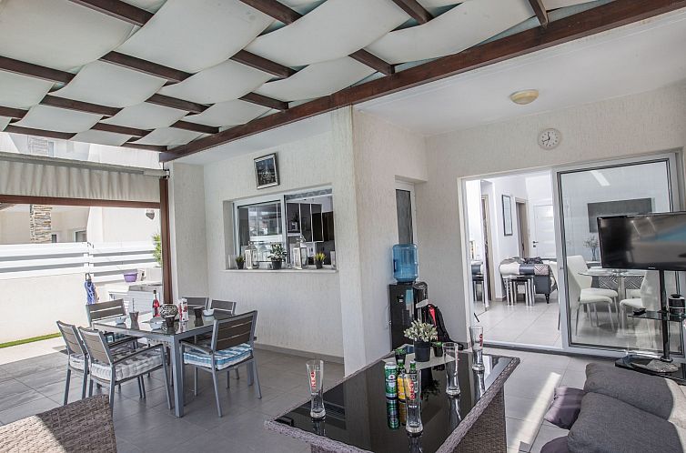 Vakantiehuis Moderne 4-Schlafzimmer-Villa im Zentrum von Pro