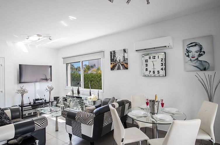 Vakantiehuis Moderne 4-Schlafzimmer-Villa im Zentrum von Pro