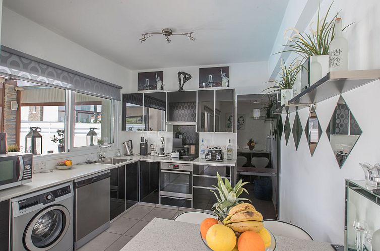 Vakantiehuis Moderne 4-Schlafzimmer-Villa im Zentrum von Pro