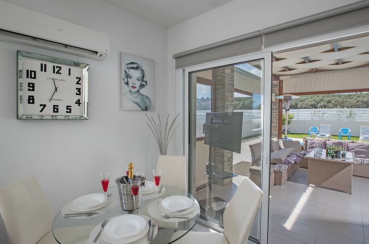 Vakantiehuis Moderne 4-Schlafzimmer-Villa im Zentrum von Pro