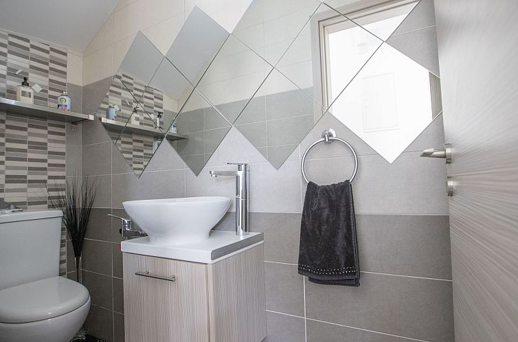 Vakantiehuis Moderne 4-Schlafzimmer-Villa im Zentrum von Pro