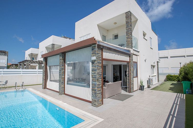 Vakantiehuis Moderne 4-Schlafzimmer-Villa im Zentrum von Pro