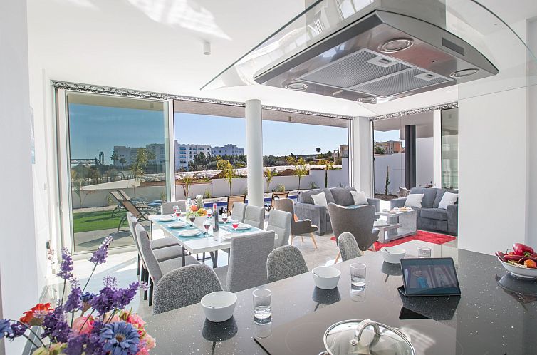 Vakantiehuis Atemberaubende Villa Olivine mit Meerblick