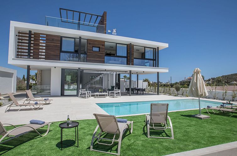 Vakantiehuis Geräumige Villa mit großem Garten und Pool