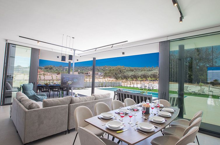 Vakantiehuis Geräumige Villa mit großem Garten und Pool