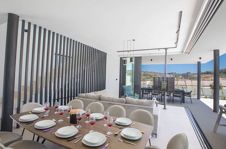 Vakantiehuis Geräumige Villa mit großem Garten und Pool