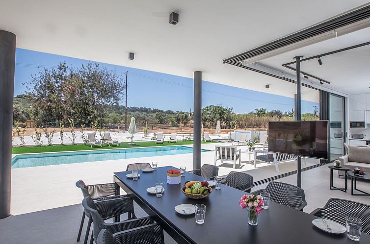 Vakantiehuis Geräumige Villa mit großem Garten und Pool