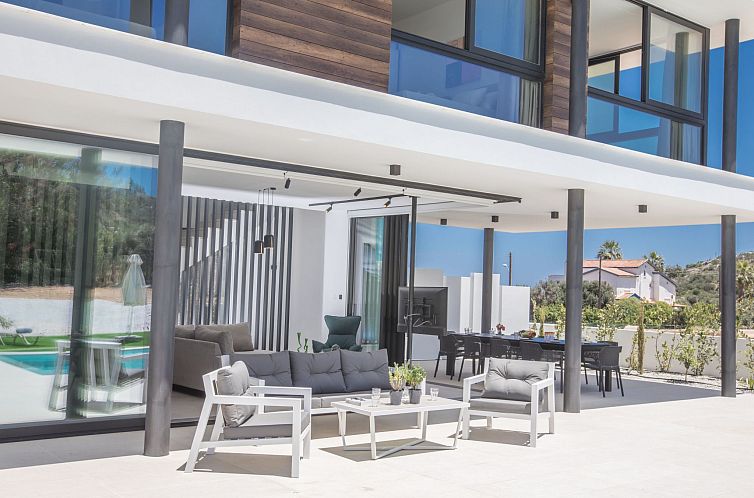 Vakantiehuis Geräumige Villa mit großem Garten und Pool