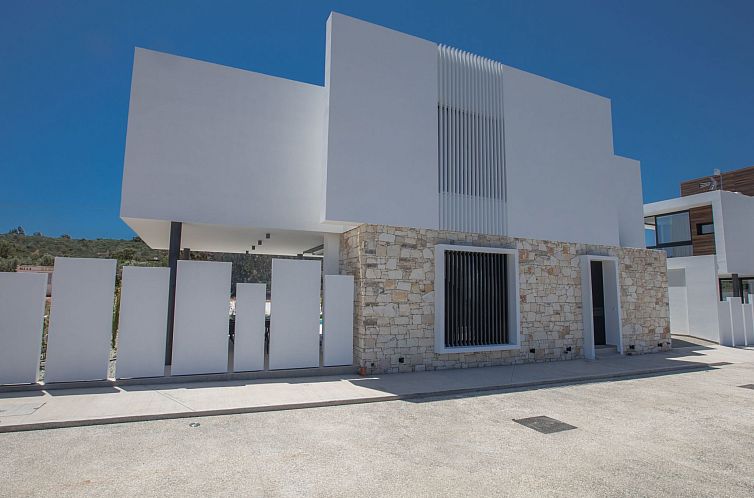 Vakantiehuis Geräumige Villa mit großem Garten und Pool