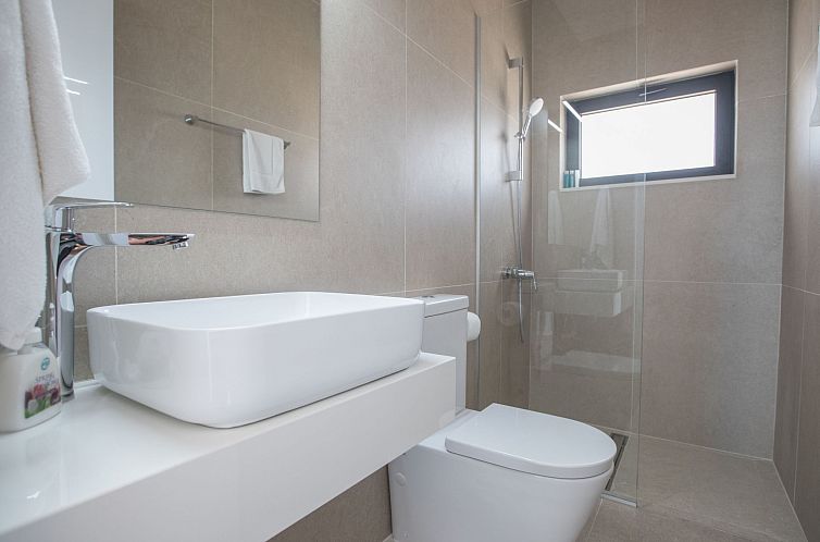 Vakantiehuis Geräumige Villa mit großem Garten und Pool