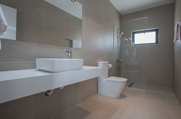 Vakantiehuis Geräumige Villa mit großem Garten und Pool