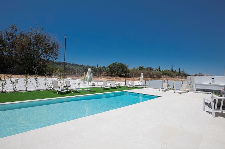 Vakantiehuis Geräumige Villa mit großem Garten und Pool
