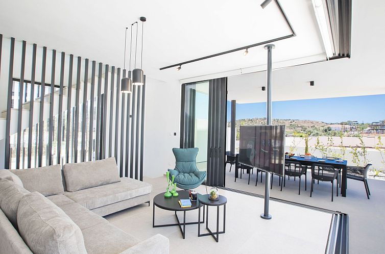 Vakantiehuis Geräumige Villa mit großem Garten und Pool