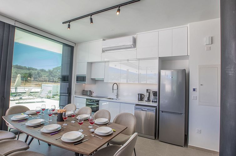 Vakantiehuis Geräumige Villa mit großem Garten und Pool