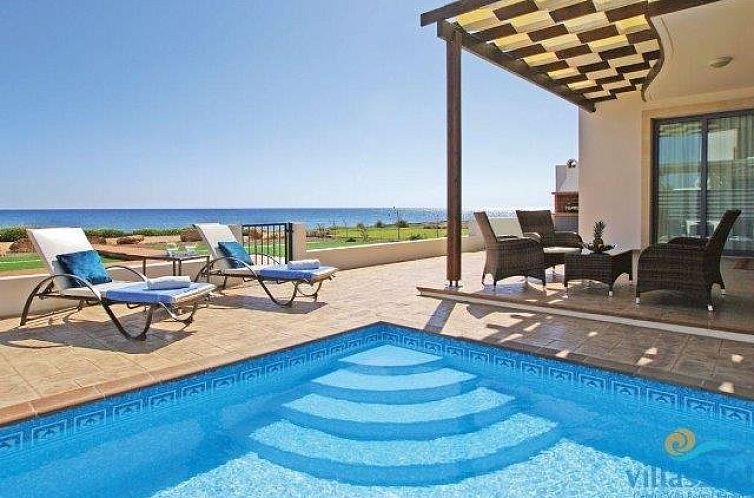 Geniet van het terras en zwembad bij Villa Elizabeth, een vakantieverblijf in Ayia Napa, Famagusta met prachtig zeezicht.