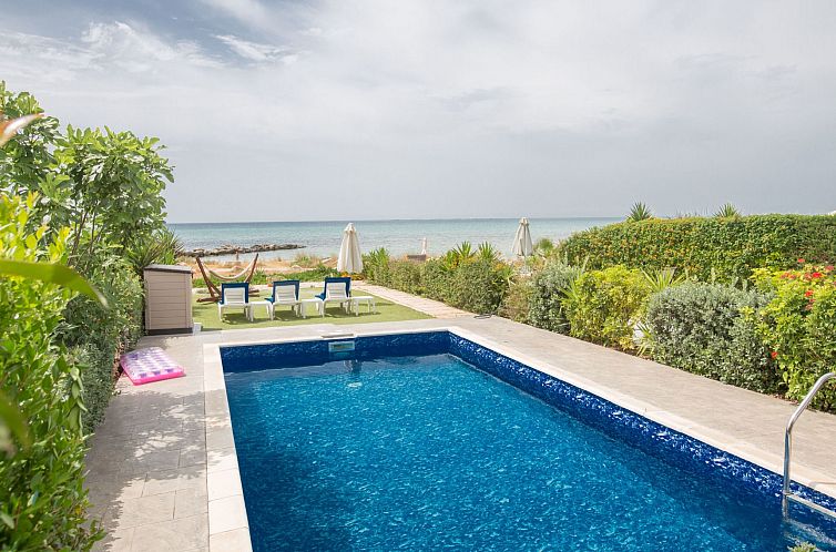 Vakantiehuis Moderne, geräumige Villa am Strand mit Pool