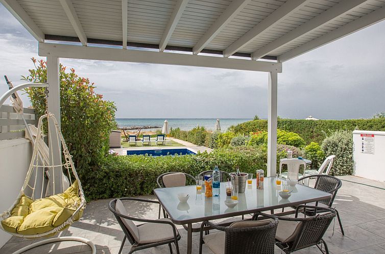 Vakantiehuis Moderne, geräumige Villa am Strand mit Pool
